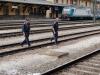 Bozen Hauptbahnhof, Beamte der Polizia Ferroviaria beim Überschreiten der Gleise